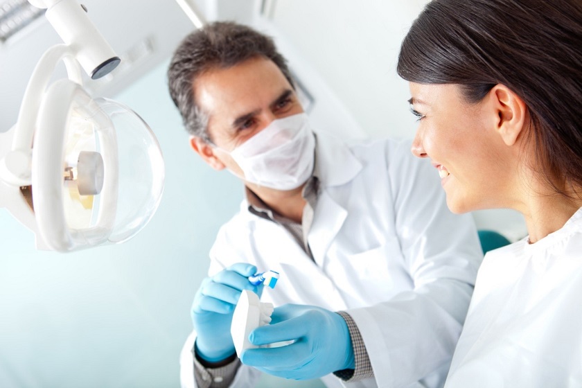 Hướng dẫn cách vệ sinh, chăm sóc và hẹn lịch tái khám định kì sau khi trồng răng Implant