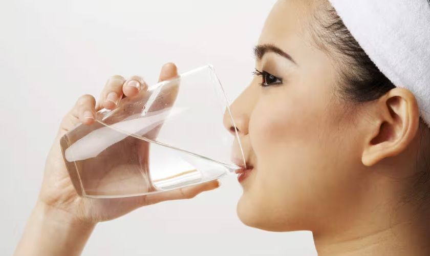 Súc miệng bằng nước muối giúp giảm sưng lợi răng hàm