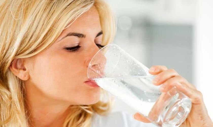 Ngậm nước muối giúp loại bỏ mùi hôi miệng