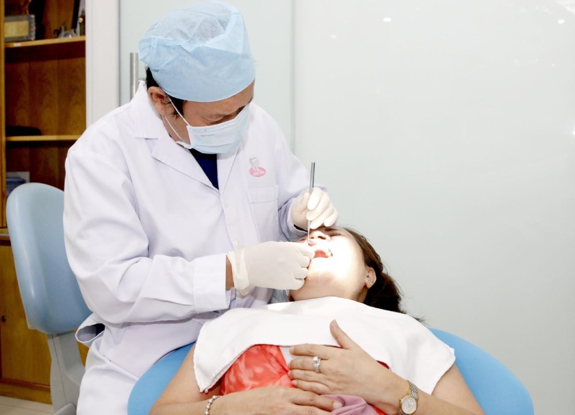 Thăm khám bác sĩ để điều trị sâu răng