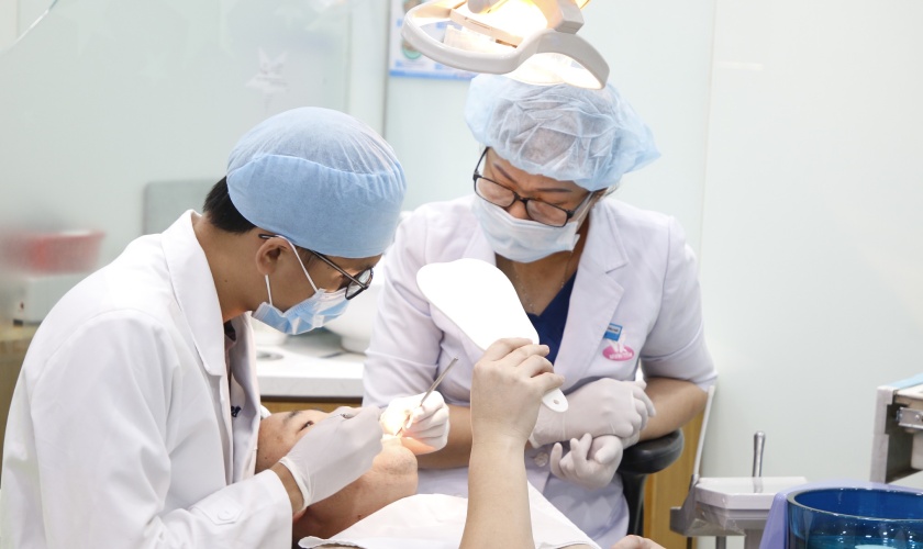 Khách hàng thăm khám và điều trị đau răng tại trung tâm Implant Việt Nam