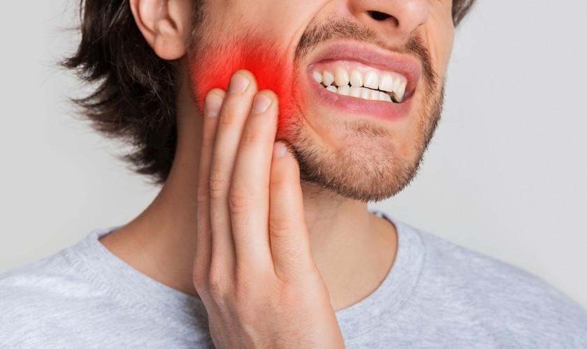 Sưng nướu răng trong cùng hàm trên có thể gây đau nhức dữ dội