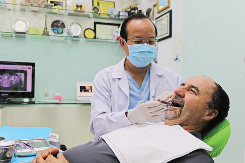 Khách hàng thăm khám và điều trị tại trung tâm nha khoa Implant Việt Nam