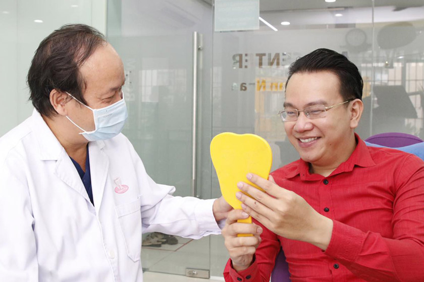Khách hàng điều trị nha khoa tại trung tâm Implant Việt Nam