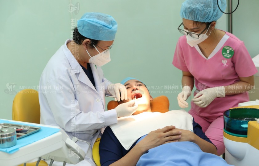 Thăm khám tổng quát tình trạng răng trước khi cấy ghép Implant