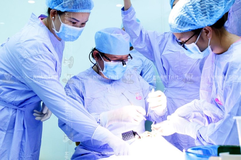 Khi cắm trụ răng Implant bệnh nhân sẽ được gây tê cục bộ nên không có cảm giác đau