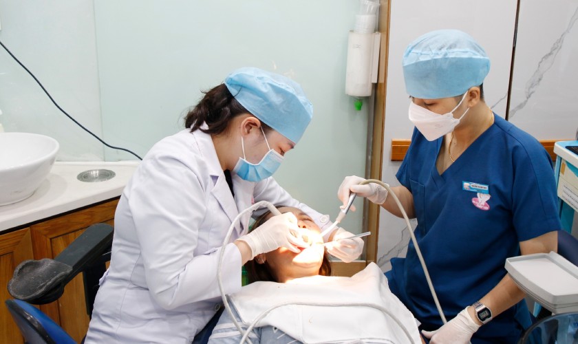 Bác sĩ Kim Ngân đang thăm khám và tư vấn cho khách hàng tại Nha khoa Nhân Tâm Bác sĩ Kim Ngân đang thăm khám và tư vấn cho khách hàng tại Nha khoa Nhân Tâm