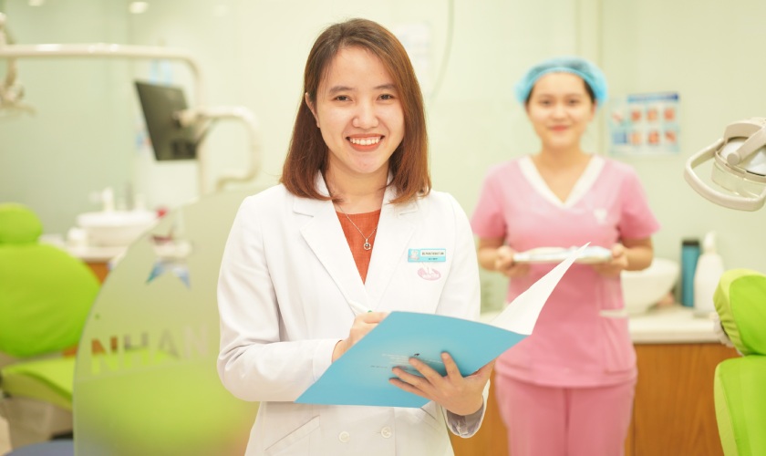 Bác sĩ Linh luôn cẩn trọng và nhẹ nhàng trong từng thao tác điều trị, tạo cảm giác an tâm cho khách hàng Bác sĩ Linh luôn cẩn trọng và nhẹ nhàng trong từng thao tác điều trị, tạo cảm giác an tâm cho khách hàng