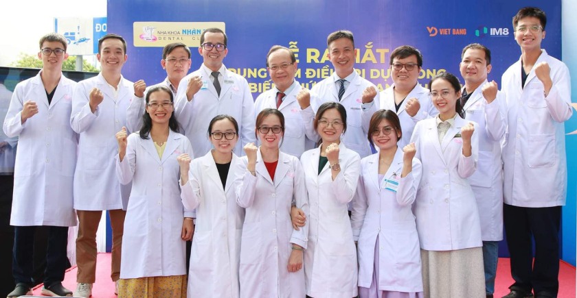 Bác sĩ Thành và các bác sĩ tại Nha khoa Nhân Tâm Bác sĩ Thành và các bác sĩ tại Nha khoa Nhân Tâm