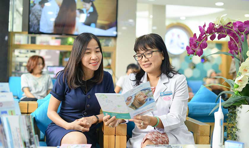 Bác sĩ Nga luôn lắng nghe và chia sẻ với khách hàng