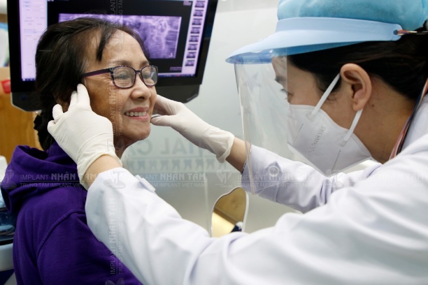 Nụ cười của khách hàng sau khi điều trị với Bác sĩ Trương Thị Phương Hà