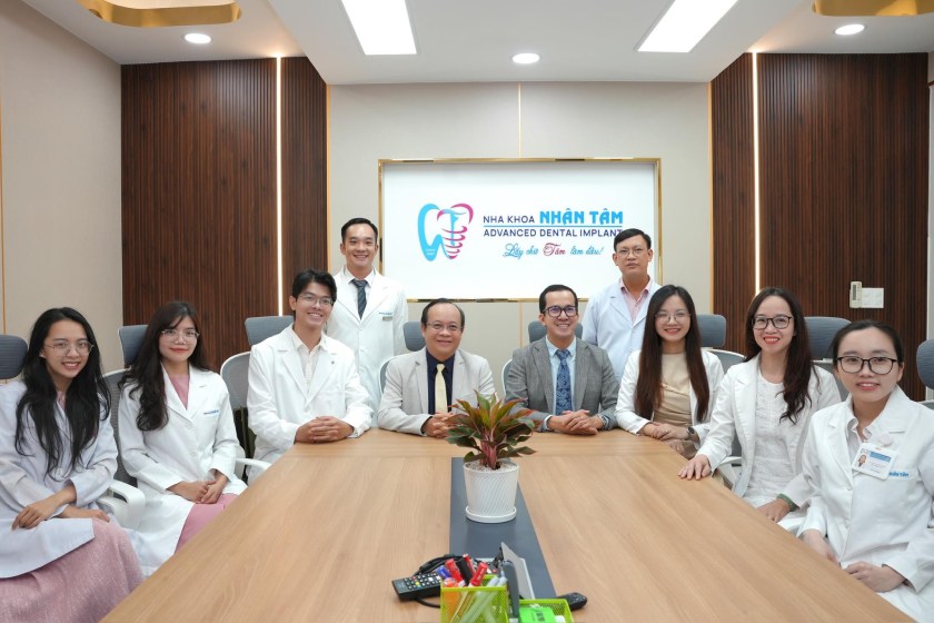 Ths.BS Cao Thụy Nhật Thanh hiện cùng các Bác sĩ tại Nha khoa Nhân Tâm Ths.BS Cao Thụy Nhật Thanh hiện cùng các Bác sĩ tại Nha khoa Nhân Tâm
