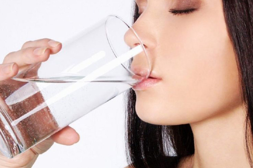 Súc miệng bằng nước muối giúp giảm sưng nướu răng