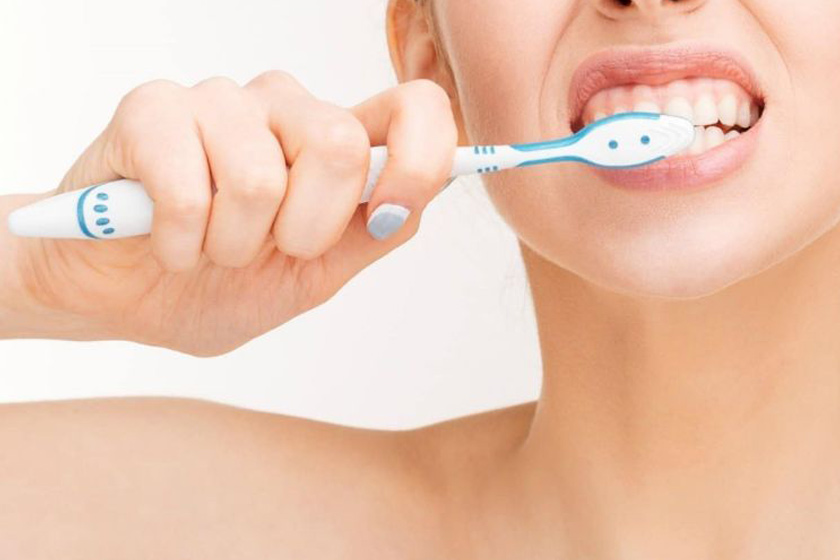 Vệ sinh răng miệng đúng cách để trị mủ chân răng