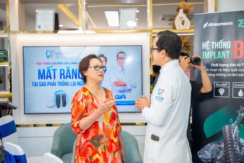 BS CKI Trương Chí Bảo trò chuyện cùng cô Phượng Đào BS CKI Trương Chí Bảo trò chuyện cùng cô Phượng Đào