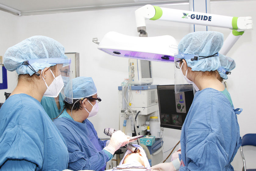 Tiến sĩ Bác sĩ Võ Văn Nhân ứng dụng công nghệ định vị X-Guide cấy ghép Implant