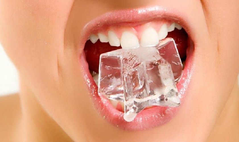 Hành động nhai nhai đá lạnh thường xuyên trong thời gian dài gây thương tổn cho răng