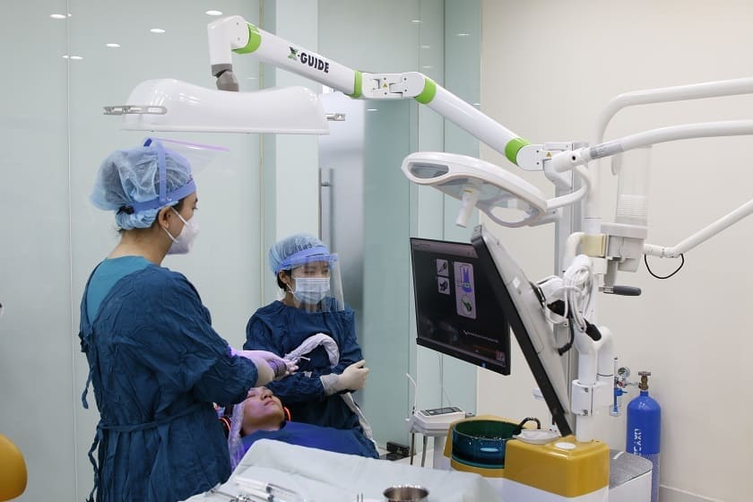 Với công nghệ định vị này, khách hàng có thể cắm trụ Implant ngay sau khi chụp CT