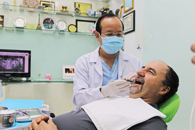 Trồng răng Implant cho người lớn tuổi an toàn, hiệu quả tại Nha khoa Nhân Tâm