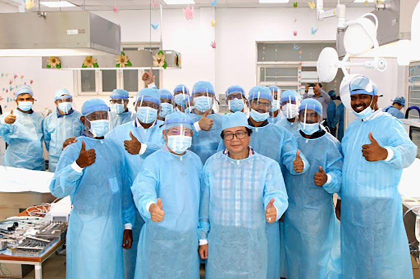 Ts.Bs Võ Văn Nhân cùng hơn 30 bác sĩ Ấn Độ trong buổi thực hành về kỹ thuật implant xương gò má
