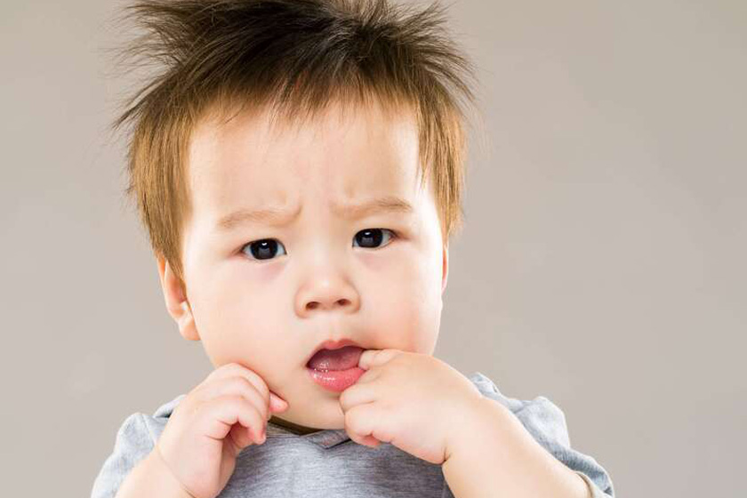 Mút ngón tay dấu hiệu rõ ràng nhất cho thấy bé đang mọc răng