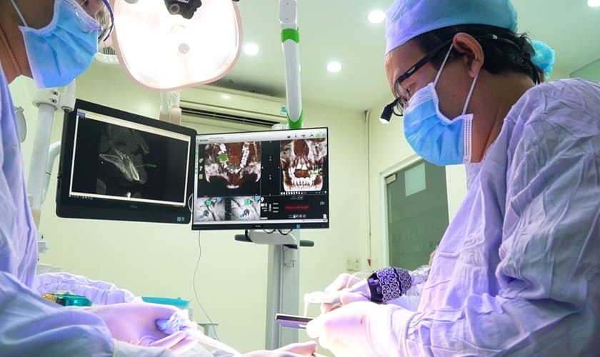 Giám đốc Nha khoa Nhân Tâm là bác sĩ Việt Nam đầu tiên ứng dụng công nghệ định vị vào cấy ghép răng implant