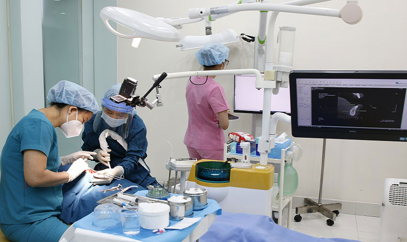 Thực hiện cấy ghép răng Implant tại phòng phẫu thuật chuyên dụng của Nha khoa Nhân Tâm