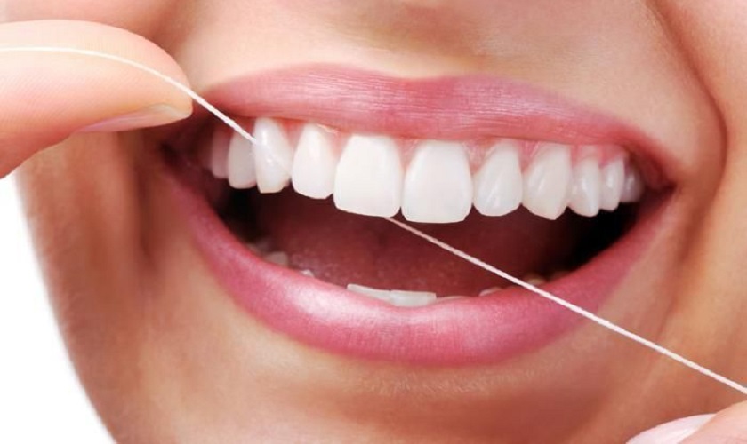 Sử dụng chỉ nha khoa để làm sạch tất cả các kẽ răng