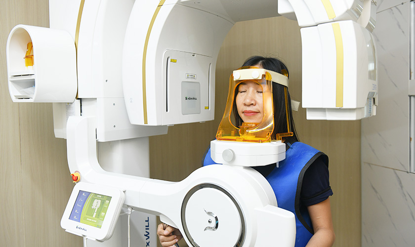 Bệnh nhân được chụp X-quang để bác sĩ có thể xác định được chính xác kích thước và chất lượng xương hàm