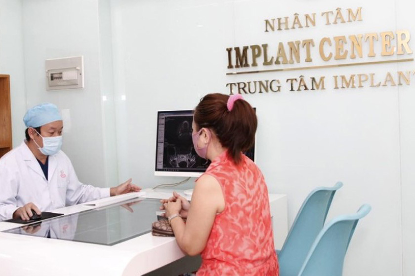 Tư vấn trồng răng Implant cho bệnh nhân tại Trung tâm Implant Việt Nam