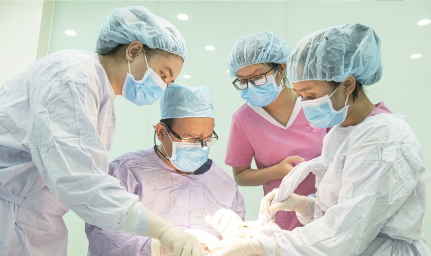 TS.BS Võ Văn Nhân thực hiện cấy ghép Implant cho khách hàng