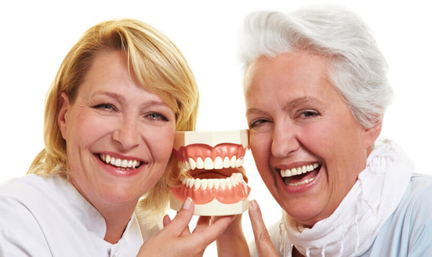 Trả lời cho câu hỏi kỹ thuật implant nào tốt, khách hàng cần đến nha khoa để được thăm khám tình trạng răng miệng, trao đổi với bác sĩ nha khoa và </em><em>được bác sĩ nha khoa tư vấn