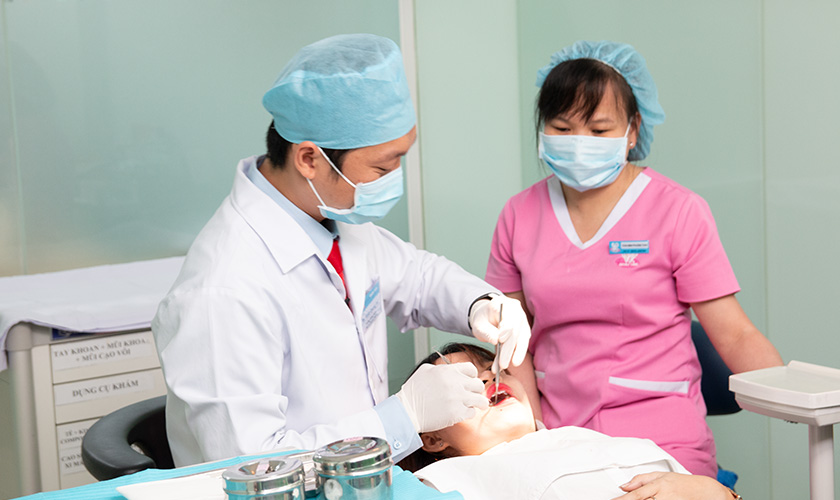 Thăm khám định kỳ để kiểm tra tình trạng răng implant