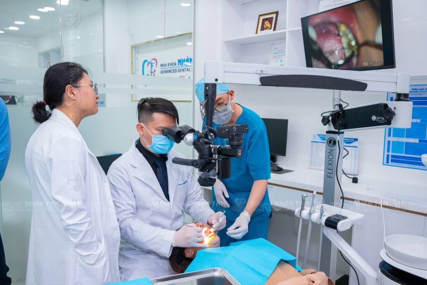 Kính hiển vi CJ-Optik cung cấp nguồn ánh sáng rõ nét, tự nhiên, chân thật, giúp Bác sĩ dễ dàng quan sát từng chi tiết nhỏ nhất mà mắt thường không thể nhìn thấy Kính hiển vi CJ-Optik cung cấp nguồn ánh sáng rõ nét, tự nhiên, chân thật, giúp Bác sĩ dễ dàng quan sát từng chi tiết nhỏ nhất mà mắt thường không thể nhìn thấy