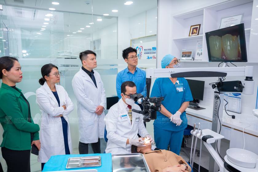 Kính hiển vi giúp quan sát chi tiết mô nướu quanh Implant khi lấy dấu hoặc gắn phục hình, tăng độ chính xác khi thiết kế và chế tác răng trên Implant Kính hiển vi giúp quan sát chi tiết mô nướu quanh Implant khi lấy dấu hoặc gắn phục hình, tăng độ chính xác khi thiết kế và chế tác răng trên Implant