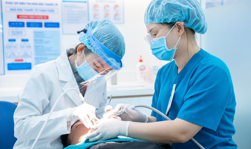 Khách hàng thăm khám tại Trung tâm Implant Việt Nam