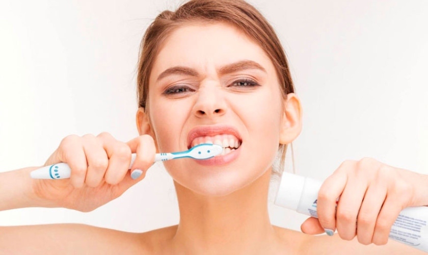 Vệ sinh răng miệng không đúng cách là nguyên nhân dẫn đến kẽ răng bị đen phổ biến