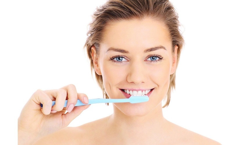 Vệ sinh răng miệng không đúng cách là nguyên nhân giúp vi khuẩn phát triển