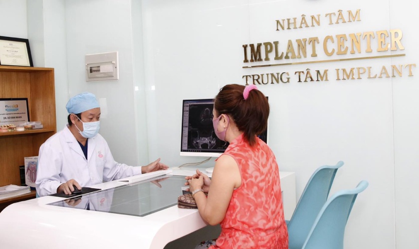 Tiến sĩ, Bác sĩ Võ Văn Nhân tư vấn cấy ghép Implant cho khách hàng