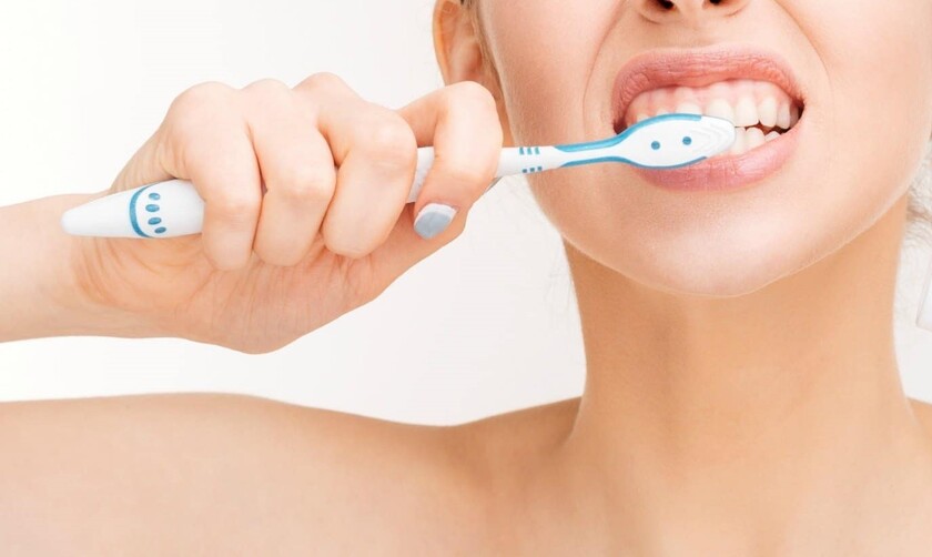 Mòn cổ răng chủ yếu do thói quen vệ sinh răng miệng không khoa học