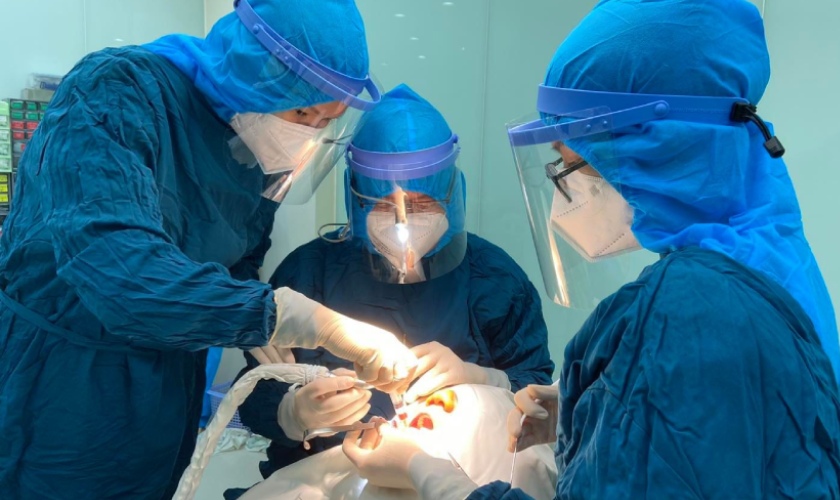 Cấy ghép implant cần được thực hiện bởi bác sĩ chuyên khoa giàu kinh nghiệm
