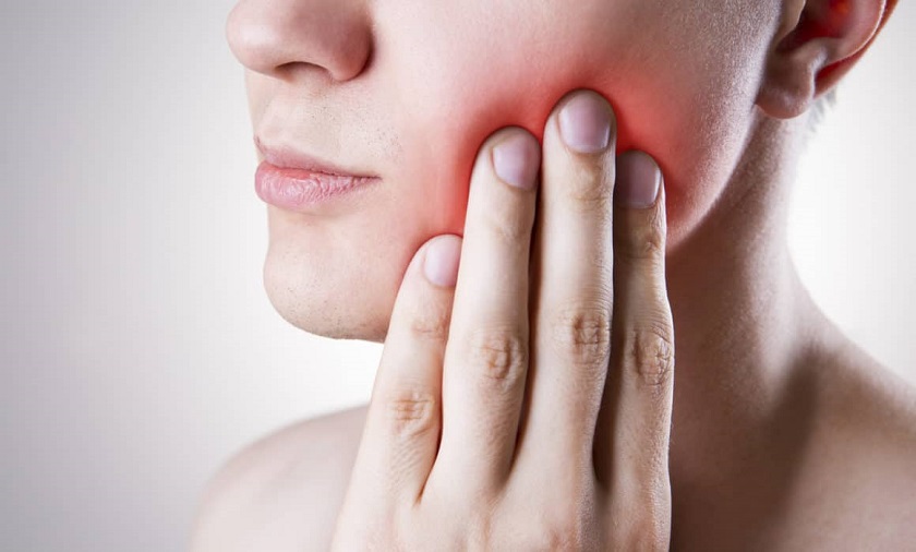Răng bị đau nhức khi ăn uống hay vệ sinh răng