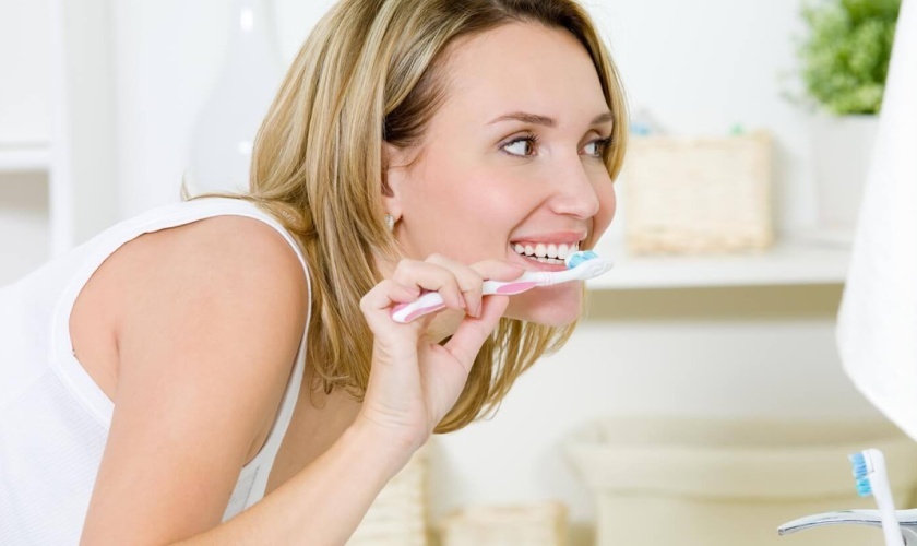 Cần vệ sinh răng miệng đúng cách sau khi đặt implant