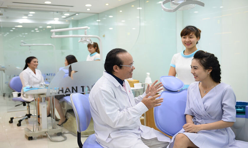 Khi răng sứ bị ê buốt bệnh nhân nên đến nha khoa để được kiểm tra