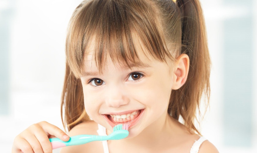 Vệ sinh răng miệng hằng ngày và đúng cách giúp bảo vệ sức khỏe răng miệng cho trẻ