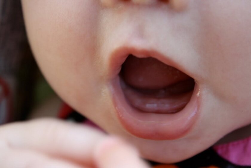 Thông thường, chiếc răng đầu tiên mọc khi trẻ được 6 tháng tuổi