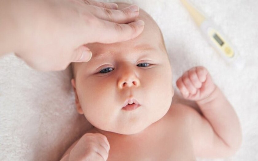 Mọc răng thường khiến trẻ sốt nhẹ cha mẹ cần lưu ý hạ sốt cho bé