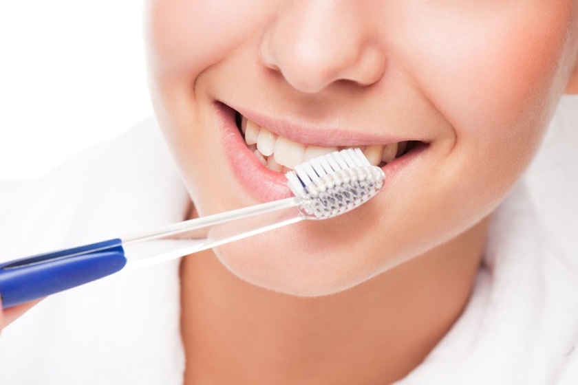 Sau khi cắm trụ implant nên vệ sinh răng miệng nhẹ nhàng