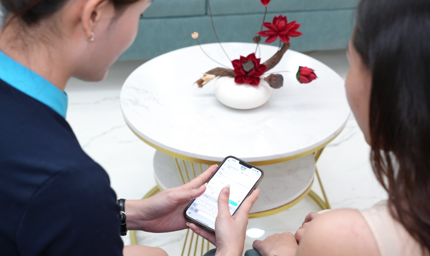 Chuyên viên tư vấn tại Trung tâm Implant Việt Nam đang thực hiện đặt hẹn online cho Khách hàng