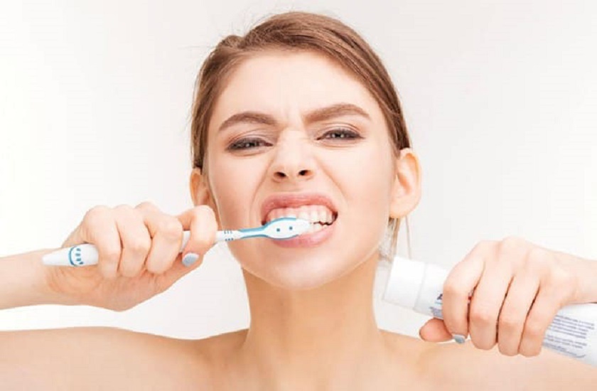 Không vệ sinh răng miệng đúng cách và thường xuyên là nguyên nhân gây ra mảng bám trên răng